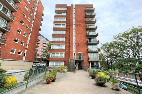 2026 STUDENT PROPERTY
Berkeley Estates & Management are please to offer for rent this extremely well presented studio apartment situated just off Park Row in BS1. The apartment comes with a complete k