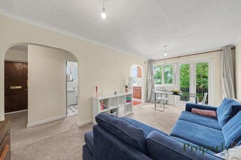 Quiet second-floor flat with two double bedrooms & a private balcony overlooking communal grounds. Close to shops, parks, and Norwood Junction with excellent links to London, Croydon & Crystal Palace.