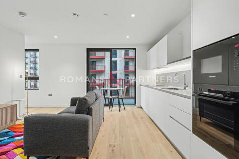 Available: August & Fully furnished, oversized studio apartment located in the exciting Parkview, Peninsula Gardens, SE10