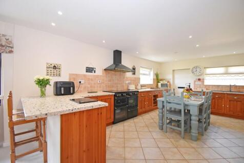 Kitchen/ Dining & Lounge Area