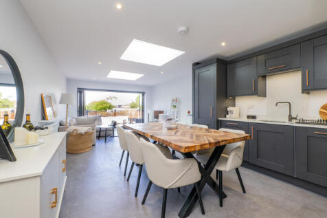 EARLY VIEWING ADVISED! MODERN ONE DOUBLE BEDRROM APARTMENT WITH PARKING & SUN DECK. Situated in a convenient and highly desirable location, this beautifully presented purpose-built one bedroom apartme