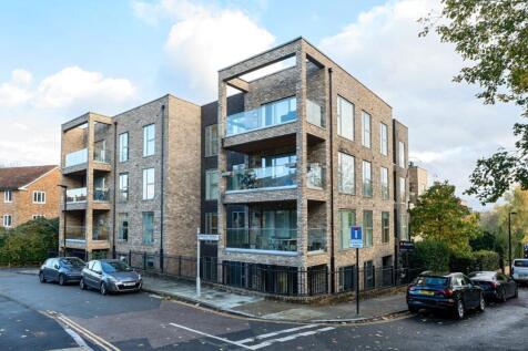 NO HMO
Situated on the ever-popular Green Dale, this beautifully presented three-bedroom ground floor apartment offers generous living space, a private garden and an unbeatable location in the heart o