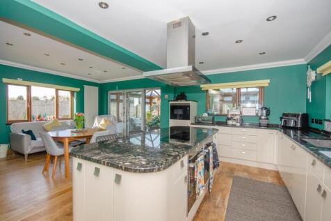 Living area pic 2.jpg