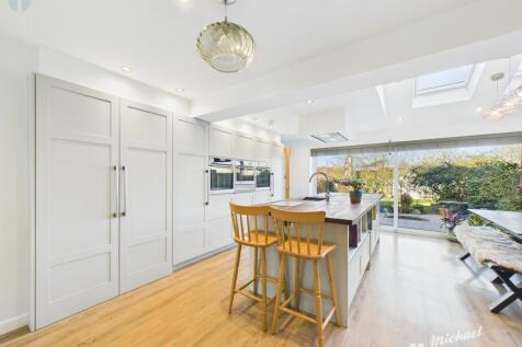 CAM03218G0-PR0553-STILL009