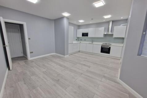 Key Haven Estates are proud to bring to market this brand new, fully refurbished 2 bedroom flat located in the heart of Golders Green.