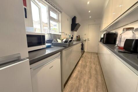 4 Bedroom House in RG2 0EH