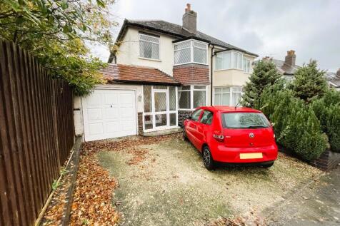 Beautiful 3-Bedroom Semi-Detached Period Home in Hall Green - £1,400 PCM - Excellent Location, Spacious Layout & Garage. A well-presented semi-detached period property situated in one of Hall Green's
