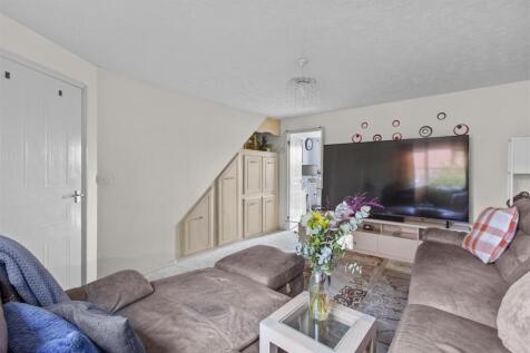 8 Vanguard Close, HP12 3FP-5.jpg