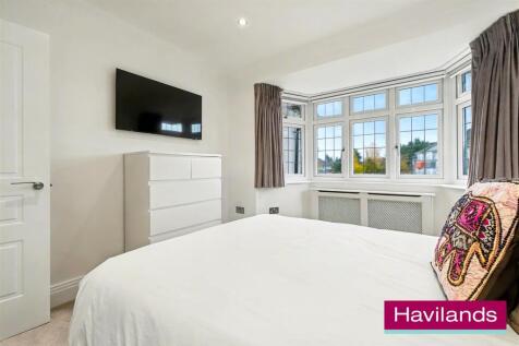 Cranleigh Gardens N21 1DR-12.jpg