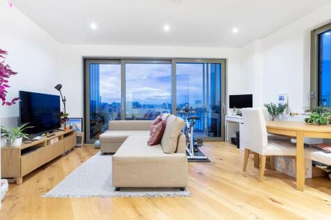A spectacular, contemporary two bedroom, two bathroom apartment with stunning direct river views, generous balcony and high specification interior located within sought after Imperial Court. A modern