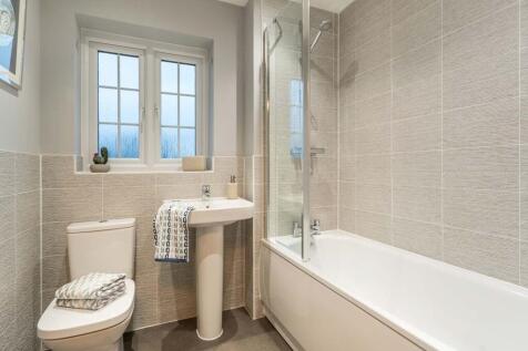 Family-friendly modern bathroom