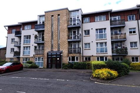 Offered to rent is this two bedroom second floor flat, located within Leith and close to Edinburgh city centre.