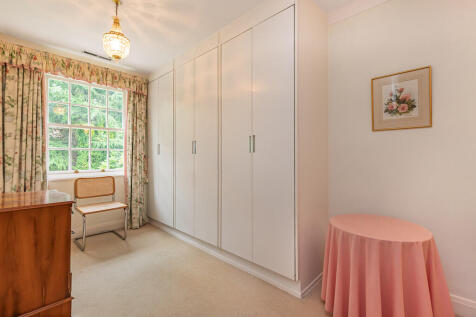 Bedroom 1 - Dress...