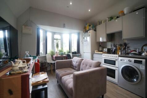 2 Bedroom Flat in LL57 2UR