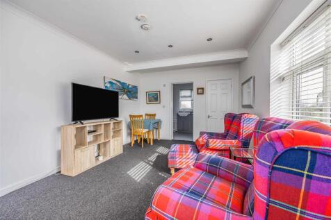 250 Havant Road, Hayling Island-Small-PorticoMarke