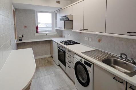 Well presented 2 double bed "Main Door"apartment in Prime Central location, close to all amenities, city center and all major transport links. Accommodation Comprises: 2 large double bedrooms, modern