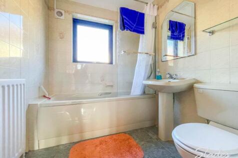 8 The Courtyard bath