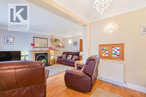 Elmcroft Drive, Chessington - KT9 1DY