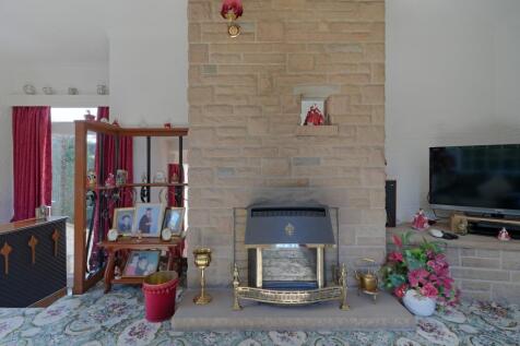 4 bed, 2 bath Detached in Sheffield - Photo 6