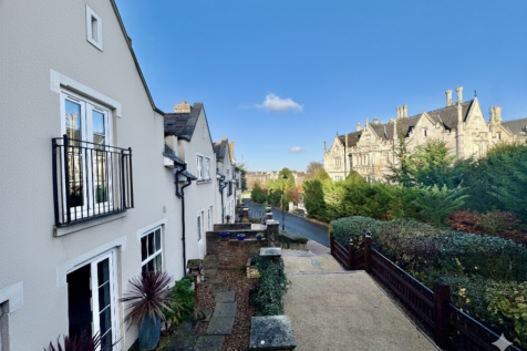 Presented by Nicoleta at EweMove Bexleyheath and D