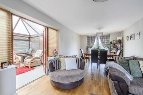 Lounge/Dining Roo...