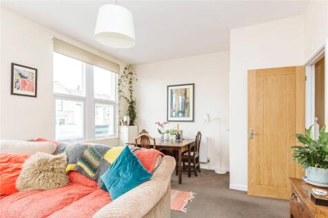 Spread over three levels and situated in the sought-after area of Bishopston comes this superb maisonette offering two double bedrooms plus the bonus of a separate study / office. Available at the sta