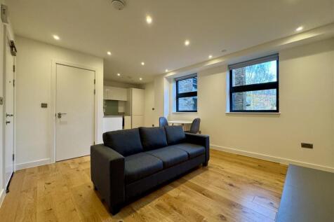 Living Room Pic 3.jpeg