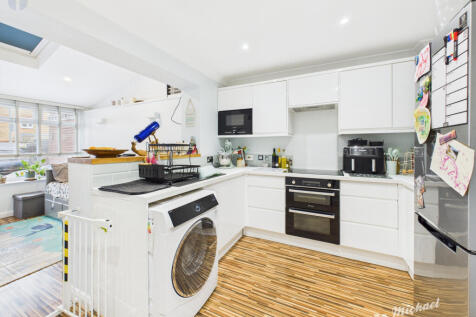 CAM03852G0-PR0429-STILL019