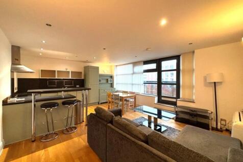 Lake House is located on Ellesmere St, a peaceful development which is only a short walk from Manchester City Centre and the canals, pubs and restaurants of Castlefield.