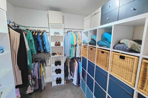 Walk-in-wardrobe