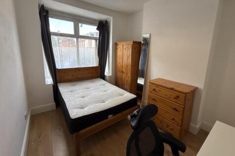 PREMIUM STUDENT HOUSE – IDEAL FOR A GROUP OF 4 STUDENTS This property is ideal for a ready-made group of four students looking for a high-quality house with exceptional bathroom provision in a standou