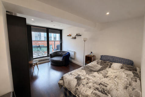 Martin & Co present this superbly located and wonderfully sized studio apartment at the well regarded Pall Mall House development located in the ever popular Northern Quarter. Situated on Church Stree