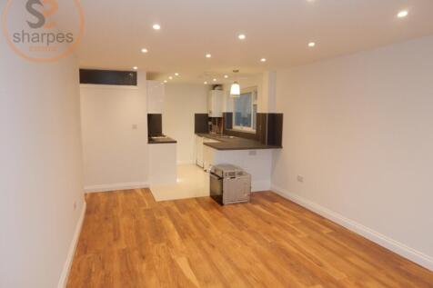 This newly refurbished flat in Sutton, London is a beautiful and modern living space perfect for a single professional or couple. The flat features 1 bedroom and 1 bathroom, making it the ideal size f