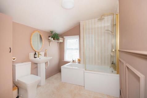 1R8HEE - Bathroom B.jpg