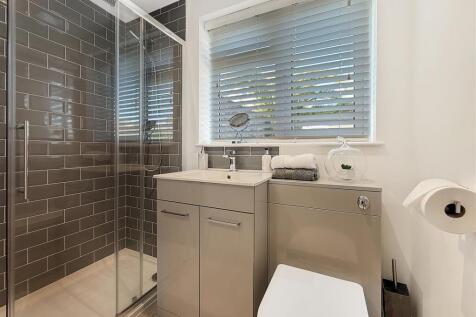 En Suite To Bedroom.JPG