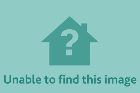 An excellent opportunity to purchase this 12 bedroom building which occupies 5 floors, made up of 5 separate flats. It offers comfortable accommodation throughout as well as communal gardens and a cha
