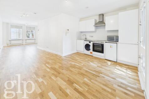 Studio apartment located in the heart of Soho, with brilliant amenities on your doorstep and great transport links that offer you easy access to the entire city of London.