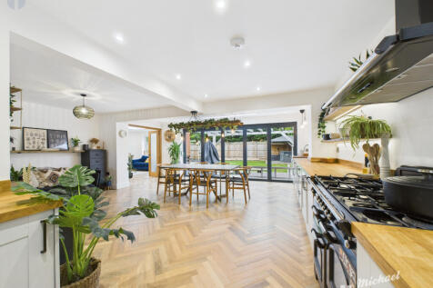 CAM03218G0-PR0606-STILL016