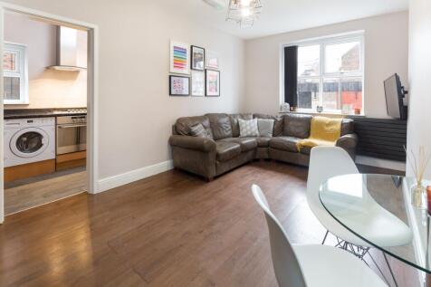 £100.00pppw - SPACIOUS DOUBLE ROOM AVAILABLE IN A SIX BEDROOM HOUSE SHARE - ALL BILLS AND COUNCIL TAX INCLUDED