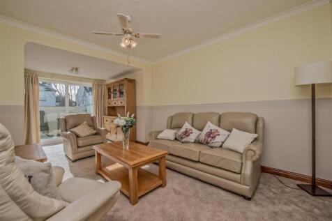 Living Room / Dining Area: