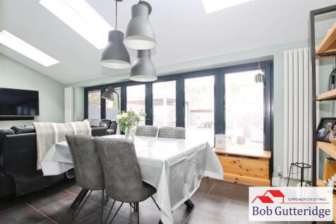 FAMILY ROOM / DINING ROOM