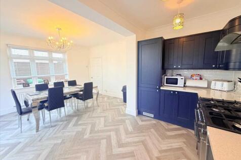 OPEN PLAN DINING