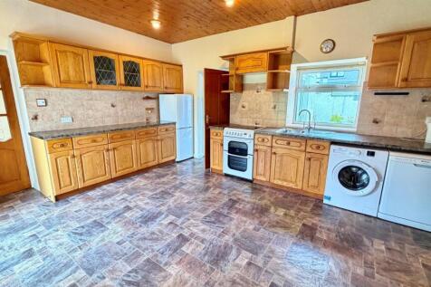 DUAL ASPECT KITCHEN/ DINING ROOM