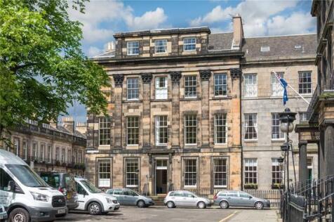 Beautifully presented spacious 2 bedroom apartment in excellent central (walk everywhere) location, close to all amenities, city centre and all major transport links. Stylish kitchen with dining room,
