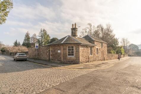 Charming furnished 2 bedroom cottage in idyllic peaceful location in close proximity to the City Centre. Comprises of 1 double bedroom and 1 single/study, lounge, separate kitchen, bathroom, private g