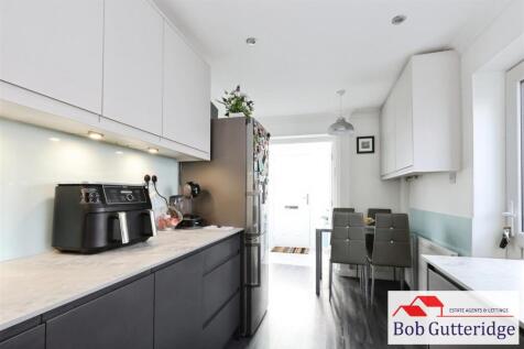 MODERN FITTED KITCHEN / DINING ROOM