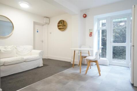 2 Bedroom Flat in LL57 2HE