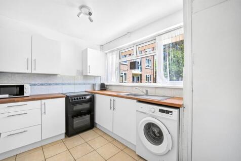 A well positioned ground floor apartment spanning over 750 sqft.