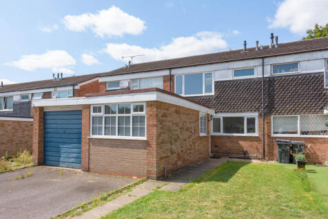 Not Suitable for Company lets. Century 21 offer for rent this recently fully refurbished FOUR-bedroom Terraced House with a ground floor ensuite bedroom; in a Cul Di Sac. Recently installed New Kitche