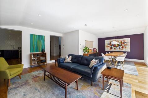 Lounge / Dining Area